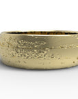 Close up of the mens Woodgrain wedding band in yellow gold